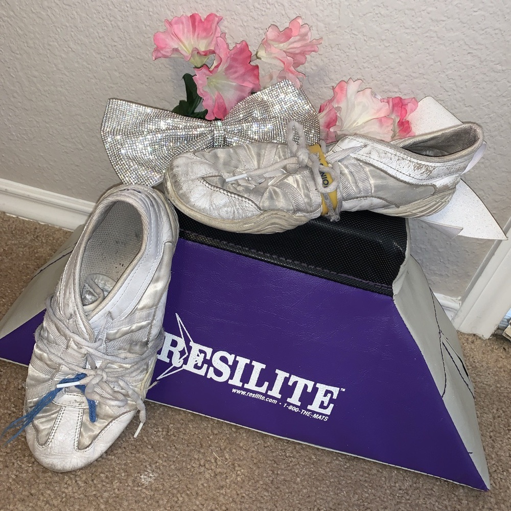 cheer stunt stand (NOT SHOES)